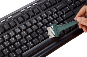 cleaning_keyboard.jpg
