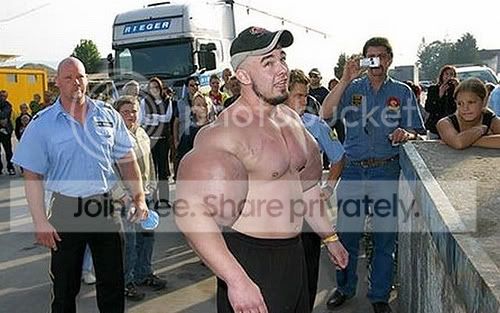 freak_with_muscles2.jpg